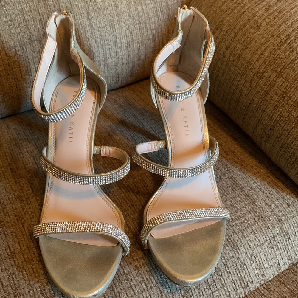 Kelly & Katie gold champagne w crystal blinged out 4” heels, zipper backs sz9.5